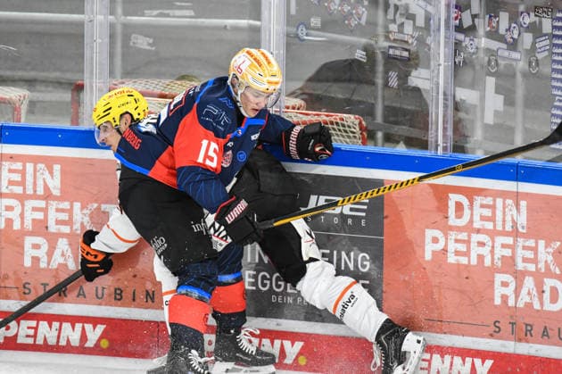 Nuernberg Ice Tigers vs. Loewen Frankfurt, Eishockey, Deutsche Eishockey Liga, Penny DEL, Vorbereitungsspiel, Gaeuboden Cup, Saison 2026 2027 am 23.08.2026 Nikolaus Heigl (Nuernberg Ice Tigers), an der Bande mit Noah Dunham (Loewen Frankfurt), Eishockey Herren, Deutsche Eishockey Liga, Penny DEL, Vorbereitungsspiel, Gaeuboden Cup, Saison 2026 2027 am 23.08.2026 im Eisstadion am Pulverturm, Nuernberg Ice Tigers (blau) gegen Loewen Frankfurt (weiss) *** Nuremberg Ice Tigers vs. Löwen Frankfurt, Ice Hockey, German Ice Hockey League, Penny DEL, Preseason Game, Gaeuboden Cup, 2026–2027 season on August 23, 2026, Nikolaus Heigl of the Nuremberg Ice Tigers at the boards with Noah Dunham of the Frankfurt Loewen, men’s ice hockey, German Ice Hockey League, Penny DEL, preseason game, Gaeuboden Cup, 2026–2027 season on August 23, 2026, at the Eisstadion am Pulverturm; Nuremberg Ice Tigers (blue) vs. Löwen Frankfurt (white)