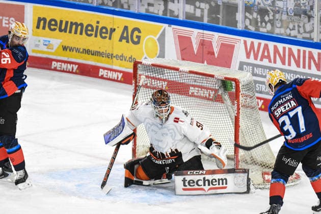 Nuernberg Ice Tigers vs. Loewen Frankfurt, Eishockey, Deutsche Eishockey Liga, Penny DEL, Vorbereitungsspiel, Gaeuboden Cup, Saison 2026 2027 am 23.08.2026 Tyler Spezia (Nuernberg Ice Tigers), vergibt den Treffer vor Cody Brenner (Loewen Frankfurt), Eishockey Herren, Deutsche Eishockey Liga, Penny DEL, Vorbereitungsspiel, Gaeuboden Cup, Saison 2026 2027 am 23.08.2026 im Eisstadion am Pulverturm, Nuernberg Ice Tigers (blau) gegen Loewen Frankfurt (weiss) *** Nuremberg Ice Tigers vs. Löwen Frankfurt, Ice Hockey, German Ice Hockey League, Penny DEL, Preseason Game, Gaeuboden Cup, 2026–2027 Season on August 23, 2026: Tyler Spezia of the Nuremberg Ice Tigers scores past Cody Brenner of the Frankfurt Löwen, Men’s Ice Hockey, German Ice Hockey League, Penny DEL, preseason game, Gaeuboden Cup, 2026–2027 season on August 23, 2026, at the Eisstadion am Pulverturm, Nuremberg Ice Tigers (blue) vs. Löwen Frankfurt (white)