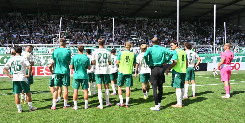 23.08.2026 - Fussball - Saison 2026 2027 - DFB Pokal Vereinspokal - 01. Runde: SpVgg Greuther Fürth ( Kleeblatt ) - VfL Bochum - Sportfoto Zink - xwoxzix - regulations prohibit any use of photographs as image sequences and or quasi-video - Mannschaft Team Fürth vor Fans Fanblock nach Spielende - enttäuscht Enttäuschung *** August 23, 2026 Soccer Season 2026–2027 DFB Cup Club Cup First Round SpVgg Greuther Fürth Kleeblatt vs. VfL Bochum Sports photo by Zink xwoxzix; regulations prohibit any use of photographs as image sequences and or quasi-video. Team Fürth in front of fans, fan section after the game, disappointed, disappointment