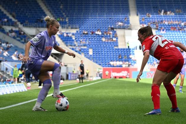 Laura Gloning ( 20; TSG Hoffenheim) behauptet den Ball an der Seitenlinie gegen eine Verteidigerin des VfB Stuttgart in der SNP Arena in Sinsheim. Die Hoffenheim-Spielerin täuscht mit dem Ball am Fuß an, während ihre Gegenspielerin in Abwehrstellung geht. Laura Gloning ( 20; TSG Hoffenheim) im Zweikampf gegen VfB Stuttgart *** Laura Gloning 20 of TSG Hoffenheim holds onto the ball along the sideline against a VfB Stuttgart defender at the SNP Arena in Sinsheim. The Hoffenheim player feints with the ball at her feet, while her opponent drops back into a defensive position. Laura Gloning, No. 20 of TSG Hoffenheim, in a one-on-one duel against VfB Stuttgart Copyright: xMichaelxGelhardtx
