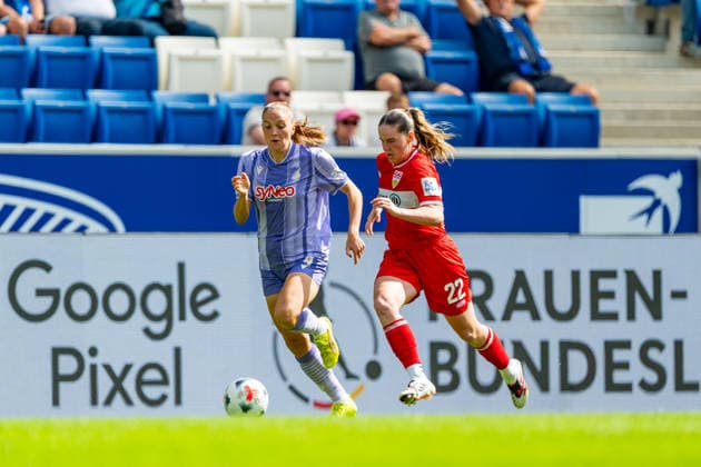 Google Pixel Frauen Bundesliga: TSG 1899 Hoffenheim vs. VfB Stuttgart; 23.08.2026 Hoffenheim, GERMANY - 23. August 2026: Lisann Kaut (TSG 1899 Hoffenheim, 4) und Adriana AchciÅ ska (VfB Stuttgart, 22) im Zweikampf während dem Match zwischen der TSG 1899 Hoffenheim und dem VfB Stuttgart am 1. Spieltag der Google Pixel Frauen-Bundesliga in der SNP Arena *** Google Pixel Women s Bundesliga: TSG 1899 Hoffenheim vs. VfB Stuttgart, August 23, 2026, Hoffenheim, GERMANY. August 23, 2026. Lisann Kaut (TSG 1899 Hoffenheim), 4, and Adriana AchciÅ ska, VfB Stuttgart, 22, in a tackle during the match between TSG 1899 Hoffenheim and VfB Stuttgart on Matchday 1 of the Google Pixel Women’s Bundesliga at the SNP Arena Copyright: xBEAUTIFULxSPORTS Steinx