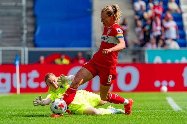 Google Pixel Frauen Bundesliga: TSG 1899 Hoffenheim vs. VfB Stuttgart; 23.08.2026 Hoffenheim, GERMANY - 23. August 2026: Laura Dick (TSG 1899 Hoffenheim, 1) und Maximiliane Rall (VfB Stuttgart, 8) im Kampf um den Ball während dem Match zwischen der TSG 1899 Hoffenheim und dem VfB Stuttgart am 1. Spieltag der Google Pixel Frauen-Bundesliga in der SNP Arena *** Google Pixel Women s Bundesliga: TSG 1899 Hoffenheim vs. VfB Stuttgart, August 23, 2026, Hoffenheim, GERMANY. August 23, 2026. Laura Dick (TSG 1899 Hoffenheim, 1, and Maximiliane Rall, VfB Stuttgart, 8, battle for the ball during the match between TSG 1899 Hoffenheim and VfB Stuttgart on Matchday 1 of the Google Pixel Women s Bundesliga at the SNP Arena Copyright: xBEAUTIFULxSPORTS Steinx