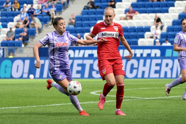 Luzie Zaehringer (VfB Stuttgart 1893 Frauen, 23) am mit Ball im Zweikampf mit Janna Grimm (TSG 1899 Hoffenheim Frauen, 26) GER, TSG 1899 Hoffenheim vs. VFB Stuttgart , Google Pixel Frauen-Bundesliga, 1.Spieltag, Saison 2026 2027, 23.08.2026 DFB DFL regulations prohibit any use of photographs as image sequences and or quasi-video GER, TSG 1899 Hoffenheim vs. VFB Stuttgart , Google Pixel Frauen-Bundesliga, 1.Spieltag, Saison 2026 2027, 23.08.2026 Sinsheim *** Luzie Zaehringer, VfB Stuttgart 1893 Women, age 23, with the ball in a one-on-one duel with Janna Grimm, TSG 1899 Hoffenheim Women, age 26, GER, TSG 1899 Hoffenheim vs. VfB Stuttgart, Google Pixel, Women s Bundesliga, Matchday 1, 2026–2027 season, August 23, 2026. DFB and DFL regulations prohibit any use of photographs as image sequences and or quasi-video. GER, TSG 1899 Hoffenheim vs. VfB Stuttgart, Google Pixel Women’s Bundesliga, Matchday 1, 2026–2027 season, August 23, 2026, Sinsheim Copyright: xEibner-Pressefotox EP_TBR