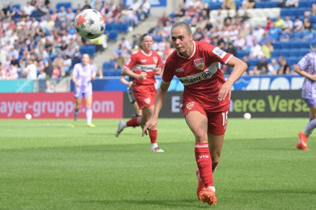 die Gebuertige Reutlingerin Janina Hechler (VfB Stuttgart 1893 Frauen, 16) am mit Ball die in der Jugend fuer den TSV Gomaringen gespielt hat traegt nun das Trikot der Frauen des VfB Stuttgart GER, TSG 1899 Hoffenheim vs. VFB Stuttgart , Google Pixel Frauen-Bundesliga, 1.Spieltag, Saison 2026 2027, 23.08.2026 DFB DFL regulations prohibit any use of photographs as image sequences and or quasi-video GER, TSG 1899 Hoffenheim vs. VFB Stuttgart , Google Pixel Frauen-Bundesliga, 1.Spieltag, Saison 2026 2027, 23.08.2026 Sinsheim *** Janina Hechler, a native of Reutlingen, plays for VfB Stuttgart 1893 Women. The 16-year-old, who played for TSV Gomaringen in her youth, now wears the jersey for the VfB Stuttgart GER women s team, TSG 1899 Hoffenheim vs. VfB Stuttgart, Google Pixel Women’s Bundesliga, Matchday 1, 2026–2027 season, August 23, 2026—DFB and DFL regulations prohibit any use of photographs as image sequences and or quasi-video (GER). TSG 1899 Hoffenheim vs. VfB Stuttgart, Google Pixel Women’s Bundesliga, Matchday 1, 2026–2027 season, August 23, 2026, Sinsheim Copyright: xEibner-Pressefotox EP_TBR