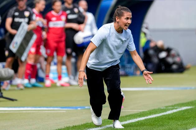 Eva-Maria Virsinger (Cheftrainerin, Trainerin, TSG), Freisteller, Ganzkörper, Einzelbild, Einzelfoto, Aktion, Action, gibt Anweisungen, gestikuliert, mit den Armen gestikulieren, am Spielfeldrand, an der Seitenauslinie, ist wütend, ruft, schreit, schreien, schreiend, 23.08.2026, Sinsheim (Deutschland), Fussball, Google Pixel Frauen-Bundesliga, TSG 1899 Hoffenheim - VfB Stuttgart, DFB DFL REGULATIONS PROHIBIT ANY USE OF PHOTOGRAPHS AS IMAGE SEQUENCES AND OR QUASI-VIDEO. *** Eva Maria Virsinger, Head Coach, Coach, TSG, Cutout, Full-body, single image, single photo, action, giving instructions, gesturing, gesturing with arms, on the sidelines, at the sideline, angry, calling out, shouting, screaming, screaming, August 23, 2026, Sinsheim, Germany, soccer, Google Pixel Women’s Bundesliga, TSG 1899 Hoffenheim vs. VfB Stuttgart, DFB and DFL regulations prohibit any use of photographs as image sequences and or quasi-video xozx