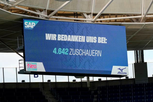 Die Anzeigetafel mit der Aufschrift: Wir bedanken uns bei 4.642 Zuschauern, 4642 Zuschauer, Fans, Publikum, Zuschauer, Stimmung, Atmosphäre, Stadion, 23.08.2026, Sinsheim (Deutschland), Fussball, Google Pixel Frauen-Bundesliga, TSG 1899 Hoffenheim - VfB Stuttgart, DFB DFL REGULATIONS PROHIBIT ANY USE OF PHOTOGRAPHS AS IMAGE SEQUENCES AND OR QUASI-VIDEO. *** The scoreboard displaying the message: We would like to thank the 4,642 spectators, 4,642 fans, audience, crowd, great atmosphere, stadium, August 23, 2026, Sinsheim, Germany, soccer, Google Pixel Women’s Bundesliga, TSG 1899 Hoffenheim vs. VfB Stuttgart, DFB and DFL regulations prohibit any use of photographs as image sequences and or quasi-video xozx