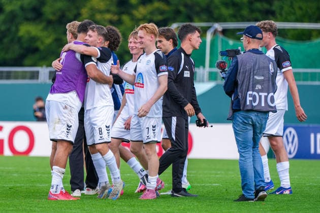 SSV Jeddeloh II feiert nach dem Abpfiff, Jubel, Freude, Emotionen, Deutschland: Fussball, DFB Pokal, Saison 2026 27, 1. Runde, 23.08.2026, SSV Jeddeloh II vs 1. FC Heidenheim, Marschweg-Stadion (Oldenburg, Niedersachsen) *** SSV Jeddeloh II celebrates after the final whistle: cheers, joy, excitement, German soccer, DFB Cup, 2026–27 season, 1st round, August 23, 2026, SSV Jeddeloh II vs. 1. FC Heidenheim, Marschweg Stadium, Oldenburg, Lower Saxony Copyright: xLeonxFrickx