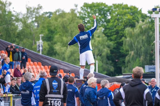 SSV Jeddeloh II jubelt mit den eigenen Fans, Freude, Emotionen, Deutschland: Fussball, DFB Pokal, Saison 2026 27, 1. Runde, 23.08.2026, SSV Jeddeloh II vs 1. FC Heidenheim, Marschweg-Stadion (Oldenburg, Niedersachsen) *** SSV Jeddeloh II celebrates with its fans; joy, excitement; German soccer; DFB Cup; 2026–27 season; 1st round; August 23, 2026; SSV Jeddeloh II vs. 1 FC Heidenheim, Marschweg Stadium, Oldenburg, Lower Saxony Copyright: xLeonxFrickx