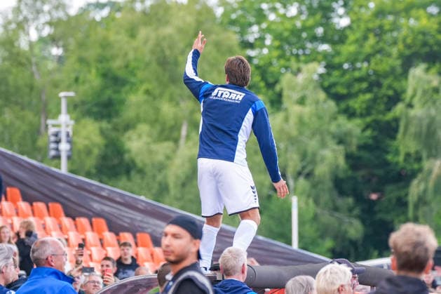 SSV Jeddeloh II jubelt mit den eigenen Fans, Freude, Emotionen, Deutschland: Fussball, DFB Pokal, Saison 2026 27, 1. Runde, 23.08.2026, SSV Jeddeloh II vs 1. FC Heidenheim, Marschweg-Stadion (Oldenburg, Niedersachsen) *** SSV Jeddeloh II celebrates with its fans; joy, excitement; German soccer; DFB Cup; 2026–27 season; 1st round; August 23, 2026; SSV Jeddeloh II vs. 1 FC Heidenheim, Marschweg Stadium, Oldenburg, Lower Saxony Copyright: xLeonxFrickx