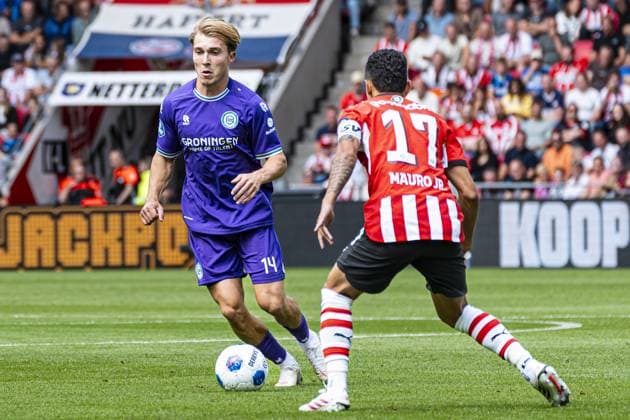 EINDHOVEN - Jorg Schreuders of FC Groningen battles for possession with Mauro Junior of PSV Eindhoven during the Eredivisie match between PSV Eindhoven and FC Groningen at the Philips Stadium on August 23, 2026, in Eindhoven, the Netherlands. KEVIN SENDERS ANP Eredivisie 2026 27 xVIxANPxSportx xMarcelxterxBalsxIVx 566102549 originalFilename: 566102549.jpg