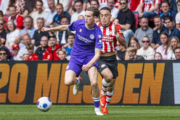 EINDHOVEN - David van der Werff of FC Groningen battles for possession with Sergino Dest of PSV Eindhoven during the Eredivisie match between PSV Eindhoven and FC Groningen at the Philips Stadium on August 23, 2026, in Eindhoven, the Netherlands. KEVIN SENDERS ANP Eredivisie 2026 27 xVIxANPxSportx xMarcelxterxBalsxIVx 566102586 originalFilename: 566102586.jpg