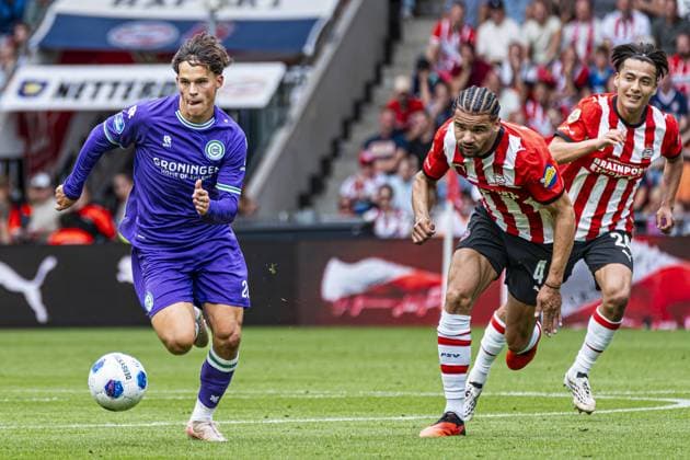 EINDHOVEN - Thom van Bergen of FC Groningen runs with the ball during the Eredivisie match between PSV Eindhoven and FC Groningen at the Philips Stadium on August 23, 2026, in Eindhoven, the Netherlands. KEVIN SENDERS ANP Eredivisie 2026 27 xVIxANPxSportx xMarcelxterxBalsxIVx 566102602 originalFilename: 566102602.jpg