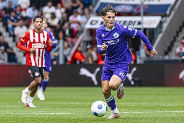 EINDHOVEN - Thom van Bergen of FC Groningen runs with the ball during the Eredivisie match between PSV Eindhoven and FC Groningen at the Philips Stadium on August 23, 2026, in Eindhoven, the Netherlands. KEVIN SENDERS ANP Eredivisie 2026 27 xVIxANPxSportx xMarcelxterxBalsxIVx 566102615 originalFilename: 566102615.jpg