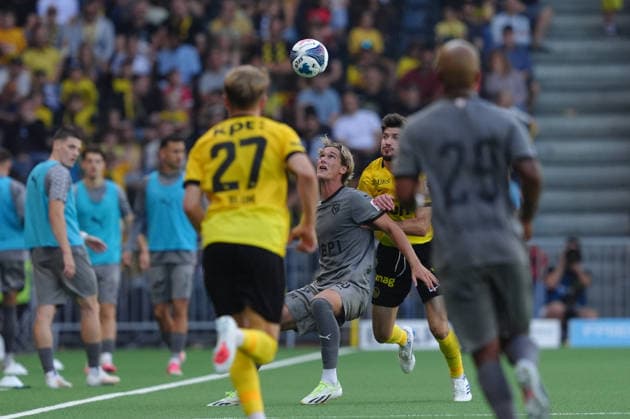 Bern, Switzerland - August 23: Juan Cabrera (10 VAD) against Armin Gigovic (8 YB) during the Brack Super League match between BSC Young Boys and FC Vaduz at Stadion Wankdorf on August 23, 2026 in Bern, Switzerland.  Copyright: xKjetilxWaberx xSPPx Sportspressphoto_SPR213517