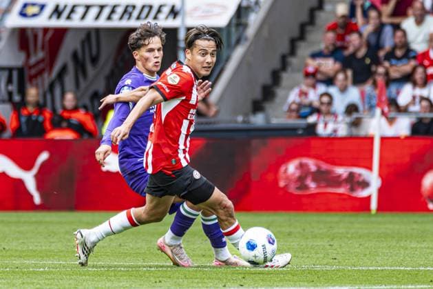 EINDHOVEN - Kodai Sano of PSV Eindhoven battles for possession with Thom van Bergen of FC Groningen during the Eredivisie match between PSV Eindhoven and FC Groningen at the Philips Stadium on August 23, 2026, in Eindhoven, the Netherlands. KEVIN SENDERS ANP Eredivisie 2026 27 xVIxANPxSportx xMarcelxterxBalsxIVx 566102625 originalFilename: 566102625.jpg