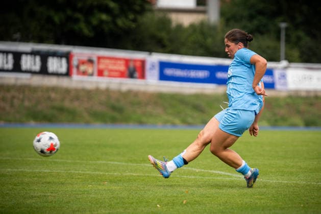 2. Frauen-Bundesliga: FC Viktoria Berlin vs. SG 99 Andernach; Berlin, 23.08.2026 Fußball, 2. Frauen Bundesliga: Senanur YAVUZ (Viktoria Berlin 30) mit der Vorlage zum Ausgleich (1:1) während des 2. Frauen Bundesliga-Spiels gegen SG 99 Andernach am Spieltag 3 zwischen dem FC Viktoria Berlin und SG 99 Andernach am 23. August 2026 im Stadion Lichterfelde, Berlin (Deutschland) DFL REGULATIONS PROHIBIT ANY USE OF PHOTOGRAPHS AS IMAGE SEQUENCES AND OR QUASI-VIDEO. *** Women s Bundesliga 2: FC Viktoria Berlin vs. SG 99 Andernach Berlin, August 23, 2026, Soccer, Women s Bundesliga 2: Senanur YAVUZ of Viktoria Berlin, No. 30, sets up the equalizer (1–1) during the Women s Bundesliga 2 match against SG 99 Andernach on Matchday 3 between FC Viktoria Berlin and SG 99 Andernach on August 23, 2026, at the stadium Lichterfelde Stadium, Berlin, Germany. DFL regulations prohibit any use of photographs as image sequences and or quasi-video. Copyright: xBEAUTIFULxSPORTS Kuehnx