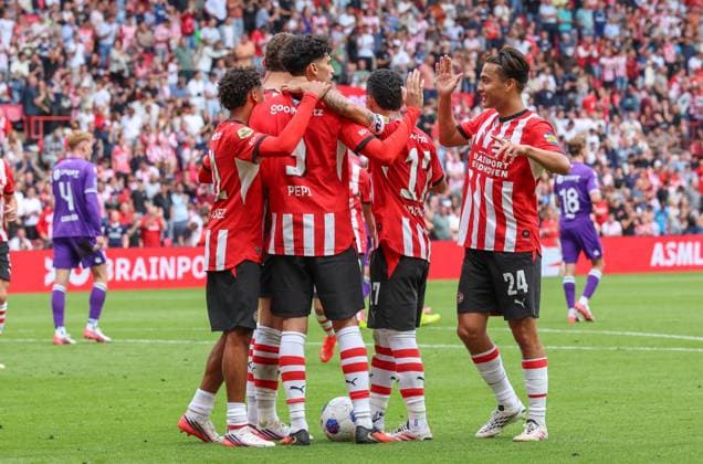 EINDHOVEN - PSV Eindhoven aanvaller Ricardo Pepi viert het doelpunt met zijn medespelers tijdens de Vriendenloterij eredivisie wedstrijd tussen PSV en FC Groningen in Philips stadion op 23 augustus 2026 in Eindhoven , Nederland. - *** EINDHOVEN PSV Eindhoven forward Ricardo Pepi celebrates the goal with his teammates during the Vriendenloterij Eredivisie match between PSV and FC Groningen at Philips Stadium on August 23, 2026, in Eindhoven, the Netherlands