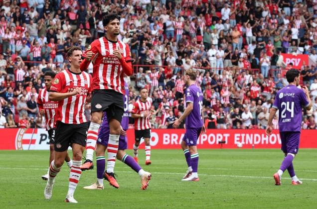 EINDHOVEN - PSV Eindhoven aanvaller Ricardo Pepi juicht nadat hij heeft gescoord tijdens de Vriendenloterij eredivisie wedstrijd tussen PSV en FC Groningen in Philips stadion op 23 augustus 2026 in Eindhoven , Nederland. - *** EINDHOVEN — PSV Eindhoven forward Ricardo Pepi celebrates after scoring during the Vriendenloterij Eredivisie match between PSV and FC Groningen at Philips Stadium on August 23, 2026, in Eindhoven, the Netherlands