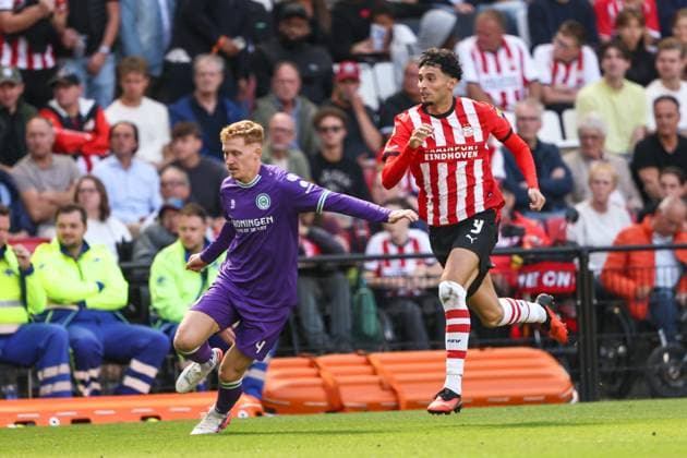 EINDHOVEN , 23-08-2026 , Philips Stadium , season 2026 2027 , Dutch Eredivisie football , match between PSV and Groningen , picture shows PSV player Ricardo Pepi and Groningen player Mark Csinger PSV - Groningen  x205974911x Copyright: