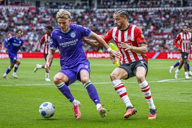 EINDHOVEN - Brynjolfur Willumsson of FC Groningen battles for possession with Armando Obispo of PSV Eindhoven during the Eredivisie match between PSV Eindhoven and FC Groningen at the Philips Stadium on August 23, 2026, in Eindhoven, the Netherlands. KEVIN SENDERS ANP Eredivisie 2026 27 xVIxANPxSportx xMarcelxterxBalsxIVx 566103242 originalFilename: 566103242.jpg