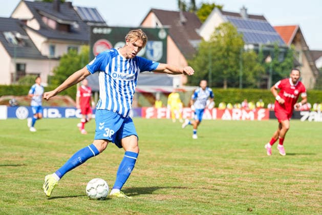 DFB-Pokal: Bahlinger SC vs 1. FC Magdeburg, 22.08.2026 Luka Hyryläinen (1. FC Magdeburg, 38) mit der Vorlage zum 0:1 durch Mateusz Å»ukowski (1. FC Magdeburg, 22) DFB-Pokal: Bahlinger SC vs 1. FC Magdeburg, Kaiserstuhlstadion, 22.08.2026 DFB DFL REGULATIONS PROHIBIT ANY USE OF PHOTOGRAPHS AS IMAGE SEQUENCES AND OR QUASI-VIDEO. *** DFB Cup: Bahlinger SC vs. 1 FC Magdeburg, August 22, 2026 Luka Hyryläinen (1 FC Magdeburg), 38, assisted Mateusz Zukowski (1 FC Magdeburg) for the 0–1 goal, 22 DFB Cup Bahlinger SC vs. 1 FC Magdeburg, Kaiserstuhlstadion, August 22, 2026 DFB DFL regulations prohibit any use of photographs as image sequences and or quasi-video Copyright: xBEAUTIFULxSPORTS Boscox
