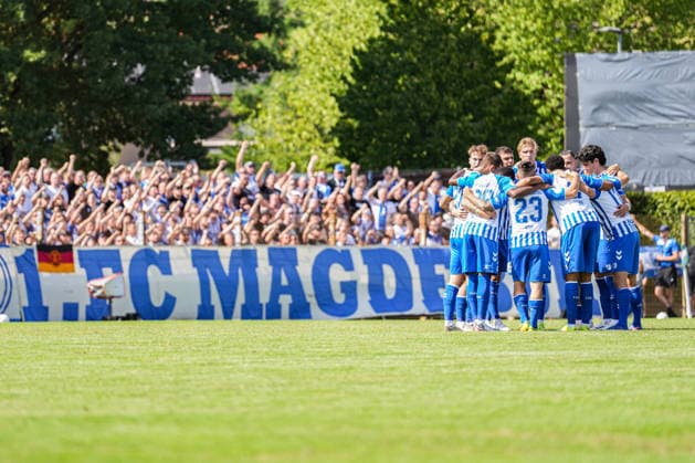 DFB-Pokal: Bahlinger SC vs 1. FC Magdeburg, 22.08.2026 Mannschaftskreis des 1. FC Magdeburg mit den Fans im Hintergrund DFB-Pokal: Bahlinger SC vs 1. FC Magdeburg, Kaiserstuhlstadion, 22.08.2026 DFB DFL REGULATIONS PROHIBIT ANY USE OF PHOTOGRAPHS AS IMAGE SEQUENCES AND OR QUASI-VIDEO. *** DFB Cup: Bahlinger SC vs. 1 FC Magdeburg, August 22, 2026. The 1 FC Magdeburg team huddle with fans in the background. DFB Cup: Bahlinger SC vs. 1 FC Magdeburg, Kaiserstuhlstadion, August 22, 2026 DFB and DFL regulations prohibit any use of photographs as image sequences and or quasi-video Copyright: xBEAUTIFULxSPORTS Boscox