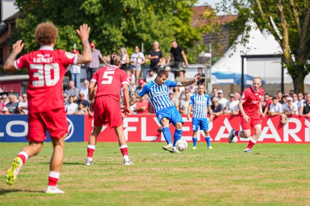 DFB-Pokal: Bahlinger SC vs 1. FC Magdeburg, 22.08.2026 Mateusz Å»ukowski (1. FC Magdeburg, 22) mit seinem Schuss zum 0:1 DFB-Pokal: Bahlinger SC vs 1. FC Magdeburg, Kaiserstuhlstadion, 22.08.2026 DFB DFL REGULATIONS PROHIBIT ANY USE OF PHOTOGRAPHS AS IMAGE SEQUENCES AND OR QUASI-VIDEO. *** DFB Cup: Bahlinger SC vs. 1. FC Magdeburg, August 22, 2026. Mateusz Zukowski of 1. FC Magdeburg scored the 0–1 goal on August 22. DFB Cup: Bahlinger SC vs. 1. FC Magdeburg, Kaiserstuhlstadion, August 22, 2026 DFB and DFL regulations prohibit any use of photographs as image sequences and or quasi-video Copyright: xBEAUTIFULxSPORTS Boscox
