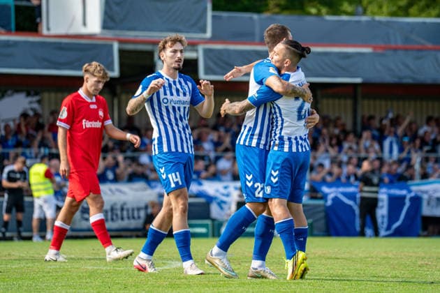 23.08.2026, xdaymx, Fussball DFB Pokal 1.Runde, Bahlinger SC - 1.FC Magdeburg v.l. Reitz, Tony (Magdeburg), Zukowski, Mateusz (Magdeburg) und Atik, Baris (Magdeburg) bejubeln das frühe 1:0 von Zukowski, Mateusz (Magdeburg) (DFL DFB REGULATIONS PROHIBIT ANY USE OF PHOTOGRAPHS as IMAGE SEQUENCES and or QUASI-VIDEO) Bahlingen *** August 23, 2026, xdaymx, Soccer DFB Cup 1st Round, Bahlinger SC 1 vs. FC Magdeburg v l Reitz, Tony Magdeburg, Zukowski, Mateusz Magdeburg and Atik, Baris Magdeburg celebrate Zukowski’s early 1–0 goal; Mateusz Magdeburg. DFL and DFB regulations prohibit any use of photographs as image sequences and or quasi-video. Bahlingen