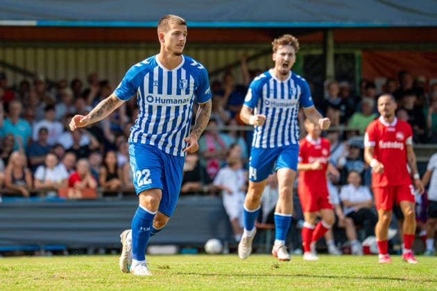 23.08.2026, xdaymx, Fussball DFB Pokal 1.Runde, Bahlinger SC - 1.FC Magdeburg v.l. n Zukowski, Mateusz (Magdeburg) trifft zum frühen 0:1, im Hintergrund jubelt Reitz, Tony (Magdeburg) ausgelassen. (DFL DFB REGULATIONS PROHIBIT ANY USE OF PHOTOGRAPHS as IMAGE SEQUENCES and or QUASI-VIDEO) Bahlingen *** August 23, 2026, xdaymx, Soccer DFB Cup 1st Round, Bahlinger SC 1 FC Magdeburg (from left to right: Zukowski, Mateusz Magdeburg scores an early 0–1 goal; in the background, Reitz cheers, and Tony Magdeburg celebrates exuberantly. DFL and DFB regulations prohibit any use of photographs as image sequences and or quasi-video. Bahlingen