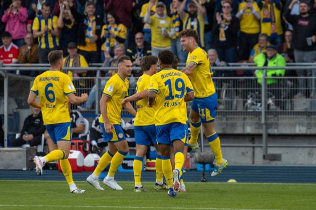 Deutschland: Fussball DFB-Pokal, 1. Runde 2026 2027, Eintracht Braunschweig - 1. FC Union Berlin am 23.08.2026 in Braunschweig (Eintracht-Stadion): Tor zum 1:0 Max Marie (Eintracht Braunschweig, 15) Jubel, Freude, Torjubel, Emotionen *** Germany Soccer DFB Cup, First Round 2026–2027, Eintracht Braunschweig vs. FC Union Berlin on August 23, 2026, at Eintracht Stadium in Braunschweig; Goal: 1–0 by Max Marie of Eintracht Braunschweig; 15 seconds of celebration, joy, goal cheers, and emotions Copyright: xSvenxHeidmannx