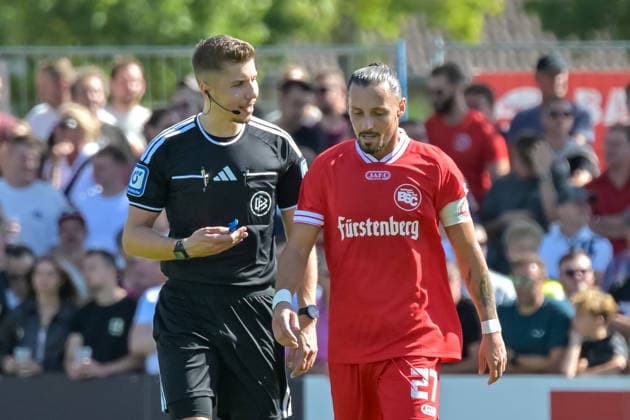 Felix Wagner (Schiedsrichter) spricht mit Hasan Pepic (Bahlinger SC, 27) GER, Bahlinger SC vs 1. FC Magdeburg, Fussball, DFB-Pokal, 1. Hauptrunde, Saison 2026 2027, 23.08.2026 DFB REGULATIONS PROHIBIT ANY USE OF PHOTOGRAPHS AS IMAGE SEQUENCES AND OR QUASI-VIDEO GER, Bahlinger SC vs 1. FC Magdeburg, Fussball, DFB-Pokal, 1. Hauptrunde, Saison 2026 2027, 23.08.2026 Bahlingen *** Referee Felix Wagner speaks with Hasan Pepic of Bahlinger SC, 27 GER, Bahlinger SC vs. 1 FC Magdeburg, Soccer, DFB Cup, 1st Round, 2026–2027 Season, August 23, 2026 DFB regulations prohibit any use of photographs as image sequences and or quasi-video GER, Bahlinger SC vs. 1 FC Magdeburg, Soccer, DFB Cup, 1st Main Round, 2026–2027 Season, August 23, 2026, Bahlingen Copyright: xEibner-Pressefotox EP_THS