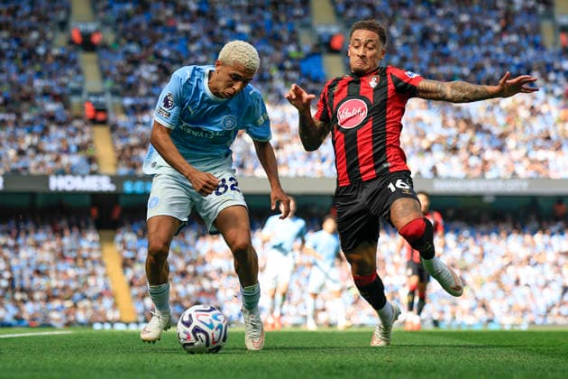 Manchester City v Bournemouth, Premier League Marcus Tavernier (16) of Bournemouth challenges Rico Lewis (82) of Manchester City during the Premier League match between Manchester City and Bournemouth at the Etihad Stadium, Manchester, UK on 23 August 2026. Manchester Etihad Stadium Manchester UK Editorial use only DataCo restrictions apply See www.football-dataco.com , Copyright: xConorxMolloyx PSI-24721-0032