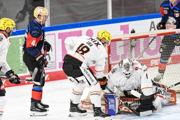 Nuernberg Ice Tigers vs. Loewen Frankfurt, Eishockey, Deutsche Eishockey Liga, Penny DEL, Vorbereitungsspiel, Gaeuboden Cup, Saison 2026 2027 am 23.08.2026 Nico Pertuch (Loewen Frankfurt) verhindert den Treffer von Josef Eham (Nuernberg Ice Tigers), Eishockey Herren, Deutsche Eishockey Liga, Penny DEL, Vorbereitungsspiel, Gaeuboden Cup, Saison 2026 2027 am 23.08.2026 im Eisstadion am Pulverturm, Nuernberg Ice Tigers (blau) gegen Loewen Frankfurt (weiss) *** Nuremberg Ice Tigers vs. Loewen Frankfurt, Ice Hockey, German Ice Hockey League, Penny DEL, Preseason Game, Gaeuboden Cup, 2026–2027 season on August 23, 2026. Nico Pertuch of Löwen Frankfurt stops a shot by Josef Eham of the Nuremberg Ice Tigers, Men’s Ice Hockey, German Ice Hockey League, Penny DEL, Preseason Game, Gaeuboden Cup, 2026–2027 Season on August 23, 2026, at the Eisstadion am Pulverturm; Nuremberg Ice Tigers (blue) vs. Loewen Frankfurt (white)