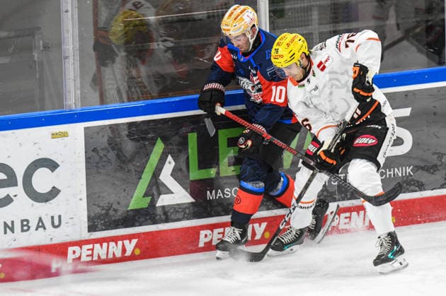 Nuernberg Ice Tigers vs. Loewen Frankfurt, Eishockey, Deutsche Eishockey Liga, Penny DEL, Vorbereitungsspiel, Gaeuboden Cup, Saison 2026 2027 am 23.08.2026 Evan Barrett (Nuernberg Ice Tigers), an der Bande mit Daniel Wirt (Loewen Frankfurt), Eishockey Herren, Deutsche Eishockey Liga, Penny DEL, Vorbereitungsspiel, Gaeuboden Cup, Saison 2026 2027 am 23.08.2026 im Eisstadion am Pulverturm, Nuernberg Ice Tigers (blau) gegen Loewen Frankfurt (weiss) *** Nuremberg Ice Tigers vs. Löwen Frankfurt, Ice Hockey, German Ice Hockey League, Penny DEL, Preseason Game, Gaeuboden Cup, 2026–2027 season on August 23, 2026: Evan Barrett of the Nuremberg Ice Tigers at the boards with Daniel Wirt of the Loewen Frankfurt, men’s ice hockey, German Ice Hockey League, Penny DEL, preseason game, Gaeuboden Cup, 2026–2027 season on August 23, 2026, at the Eisstadion am Pulverturm; Nuremberg Ice Tigers (blue) vs. Loewen Frankfurt (white)