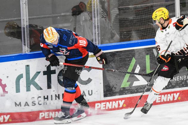 Nuernberg Ice Tigers vs. Loewen Frankfurt, Eishockey, Deutsche Eishockey Liga, Penny DEL, Vorbereitungsspiel, Gaeuboden Cup, Saison 2026 2027 am 23.08.2026 Evan Barrett (Nuernberg Ice Tigers), an der Bande mit Daniel Wirt (Loewen Frankfurt), Eishockey Herren, Deutsche Eishockey Liga, Penny DEL, Vorbereitungsspiel, Gaeuboden Cup, Saison 2026 2027 am 23.08.2026 im Eisstadion am Pulverturm, Nuernberg Ice Tigers (blau) gegen Loewen Frankfurt (weiss) *** Nuremberg Ice Tigers vs. Löwen Frankfurt, Ice Hockey, German Ice Hockey League, Penny DEL, Preseason Game, Gaeuboden Cup, 2026–2027 season on August 23, 2026: Evan Barrett of the Nuremberg Ice Tigers at the boards with Daniel Wirt of the Loewen Frankfurt, men’s ice hockey, German Ice Hockey League, Penny DEL, preseason game, Gaeuboden Cup, 2026–2027 season on August 23, 2026, at the Eisstadion am Pulverturm; Nuremberg Ice Tigers (blue) vs. Loewen Frankfurt (white)