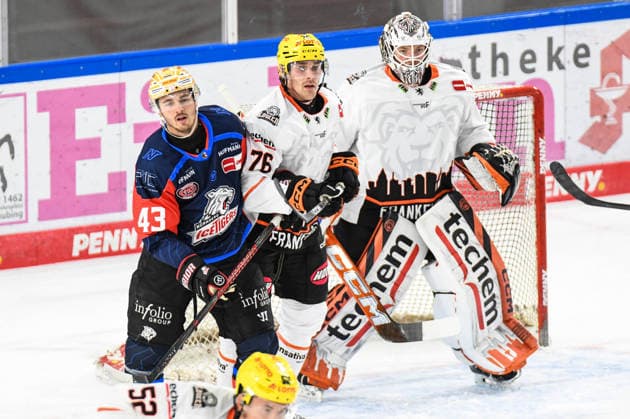 Nuernberg Ice Tigers vs. Loewen Frankfurt, Eishockey, Deutsche Eishockey Liga, Penny DEL, Vorbereitungsspiel, Gaeuboden Cup, Saison 2026 2027 am 23.08.2026 Greg Meireles (Nuernberg Ice Tigers), mit Daniel Wirt vor Nico Pertuch (Loewen Frankfurt), Eishockey Herren, Deutsche Eishockey Liga, Penny DEL, Vorbereitungsspiel, Gaeuboden Cup, Saison 2026 2027 am 23.08.2026 im Eisstadion am Pulverturm, Nuernberg Ice Tigers (blau) gegen Loewen Frankfurt (weiss) *** Nuremberg Ice Tigers vs. Loewen Frankfurt, Ice Hockey, German Ice Hockey League, Penny DEL, Preseason Game, Gaeuboden Cup, 2026–2027 season on August 23, 2026: Greg Meireles (Nuremberg Ice Tigers), with Daniel Wirt in front of Nico Pertuch (Loewen Frankfurt), Men’s Ice Hockey, German Ice Hockey League, Penny DEL, Preseason Game, Gaeuboden Cup, 2026–2027 Season on August 23, 2026, at the Eisstadion am Pulverturm, Nuremberg Ice Tigers (blue) vs. Löwen Frankfurt (white)