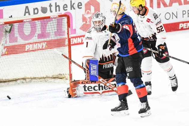 Nuernberg Ice Tigers vs. Loewen Frankfurt, Eishockey, Deutsche Eishockey Liga, Penny DEL, Vorbereitungsspiel, Gaeuboden Cup, Saison 2026 2027 am 23.08.2026 Owen Headrick (Nuernberg Ice Tigers) -nicht im Bild- trifft gegen Nico Pertuch (Loewen Frankfurt) zur Fuehrung, Eishockey Herren, Deutsche Eishockey Liga, Penny DEL, Vorbereitungsspiel, Gaeuboden Cup, Saison 2026 2027 am 23.08.2026 im Eisstadion am Pulverturm, Nuernberg Ice Tigers (blau) gegen Loewen Frankfurt (weiss) *** Nuremberg Ice Tigers vs. Löwen Frankfurt, Ice Hockey, German Ice Hockey League, Penny DEL, Preseason Game, Gaeuboden Cup, 2026–2027 season on August 23, 2026—Owen Headrick of the Nuremberg Ice Tigers (not pictured) scores against Nico Pertuch of the Loewen Frankfurt to take the lead, Men’s Ice Hockey, German Ice Hockey League, Penny DEL, preseason game, Gaeuboden Cup, 2026–2027 season on August 23, 2026, at the Eisstadion am Pulverturm, Nuremberg Ice Tigers (blue) vs. Loewen Frankfurt (white)