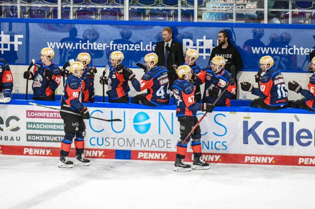 Nuernberg Ice Tigers vs. Loewen Frankfurt, Eishockey, Deutsche Eishockey Liga, Penny DEL, Vorbereitungsspiel, Gaeuboden Cup, Saison 2026 2027 am 23.08.2026 Owen Headrick (Nuernberg Ice Tigers) bejubelt mit seinem Team den Treffer, Eishockey Herren, Deutsche Eishockey Liga, Penny DEL, Vorbereitungsspiel, Gaeuboden Cup, Saison 2026 2027 am 23.08.2026 im Eisstadion am Pulverturm, Nuernberg Ice Tigers (blau) gegen Loewen Frankfurt (weiss) *** Nuremberg Ice Tigers vs. Löwen Frankfurt, Ice Hockey, German Ice Hockey League, Penny DEL, Preseason Game, Gaeuboden Cup, 2026–2027 Season on August 23, 2026. Owen Headrick of the Nuremberg Ice Tigers celebrates the goal with his team, Men’s Ice Hockey, German Ice Hockey League, Penny DEL, Preseason Game, Gaeuboden Cup, 2026–2027 Season on August 23, 2026, at the Eisstadion am Pulverturm; Nuremberg Ice Tigers (blue) vs. Löwen Frankfurt (white)