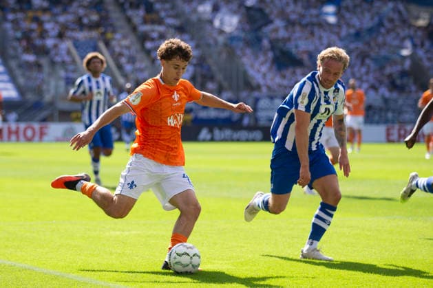 GER, Jena, Fussball, DFB-Pokal, 1. Hauptrunde, FC Carl-Zeiss Jena vs. SV Darmstadt 98 im Bild v.l.: Manolo Merx (SV Darmstadt 98 48), Nils Butzen (FC Carl-Zeiss Jena 26), Zweikampf 22.08.2026, EINS Erzgebirgsstadion Aue DFB REGULATIONS PROHIBIT ANY USE OF PHOTOGRAPHS AS IMAGE SEQUENCES AND OR QUASI-VIDEO, *** GER, Jena, Soccer, DFB Cup, 1st Round, FC Carl Zeiss Jena vs. SV Darmstadt 98 (pictured, from left): Manolo Merx (SV Darmstadt 98, 48), Nils Butzen (FC Carl Zeiss Jena, 26), tackle, August 22, 2026, EINS Erzgebirgsstadion Aue. DFB regulations prohibit any use of photographs as image sequences and or quasi-video, Copyright: HMBxMedia PaulxFritz