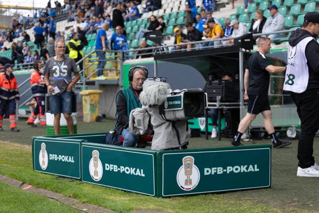 Münster, Deutschland 23. August 2026: DFB-Pokal - 2026 2027 - 1. Runde - SV Westfalia Rhynern gegen SG Dynamo Dresden Im Bild: Kameramann für das Spiel DFL DFB regulations prohibit any use of photographs as image sequences and or quasi-video. LVM-Preußenstadion Nordrhein Westfalen *** Münster, Germany August 23, 2026 DFB Cup 2026–2027 First Round SV Westfalia Rhynern vs. SG Dynamo Dresden Pictured: Cameraman for the match DFL DFB regulations prohibit any use of photographs as image sequences and or quasi-video LVM Preußenstadion North Rhine-Westphalia Copyright: xFotostandx xZeisingx