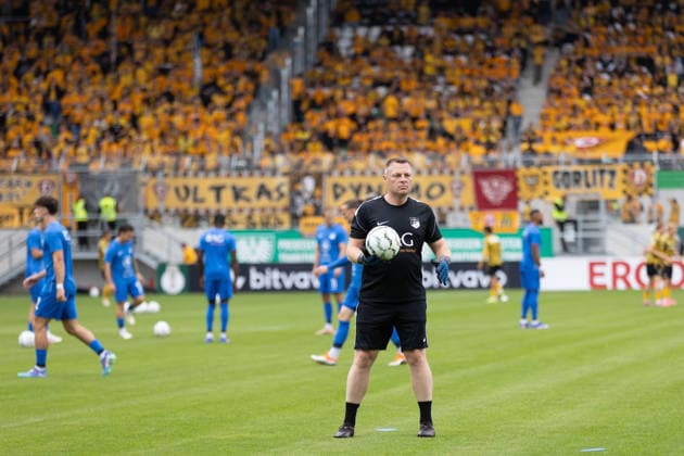 Münster, Deutschland 23. August 2026: DFB-Pokal - 2026 2027 - 1. Runde - SV Westfalia Rhynern gegen SG Dynamo Dresden Im Bild: Torwarttrainer Christopher Johann (S.V) beim Warmspielen der Torhüter DFL DFB regulations prohibit any use of photographs as image sequences and or quasi-video. LVM-Preußenstadion Nordrhein Westfalen *** Münster, Germany, August 23, 2026, 2026–2027 DFB Cup, First Round: SV Westfalia Rhynern vs. SG Dynamo Dresden. Pictured: Goalkeeper coach Christopher Johann S. V. during the goalkeepers’ warm-up. DFL and DFB regulations prohibit any use of photographs as image sequences and or quasi-video. LVM Preußenstadion, North Rhine-Westphalia Copyright: xFotostandx xZeisingx