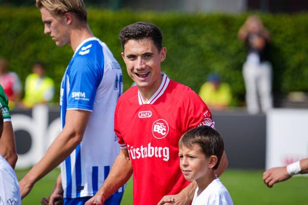 Deutschland, Fußball, DFB-Pokal, Saison 2026 2027, 1. Hauptrunde, Bahlinger SC vs. 1. FC Magdeburg, Kaiserstuhlstadion (Bahlingen am Kaiserstuhl): Rico Wehrle (Bahlinger SC, 14) Bahlingen Kaiserstuhlstadion Baden-Württemberg Deutschland *** Germany, Soccer, DFB Cup, 2026–2027 Season, First Round, Bahlinger SC vs. 1. FC Magdeburg, Kaiserstuhlstadion, Bahlingen am Kaiserstuhl, Rico Wehrle, Bahlinger SC, 14 Bahlingen, Kaiserstuhlstadion, Baden-Württemberg, Germany Copyright: xFINLEYxMÖRCHx