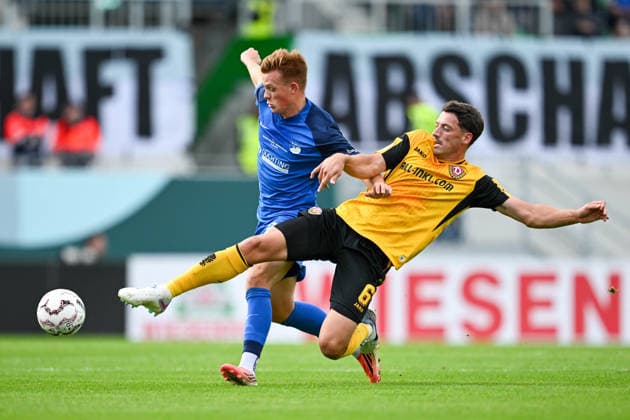DFB Pokal 26 27 - Westfalia Rhynern - Dynamo Dresden am 23.08.2026 im LVM-Preußenstadion in Münster Henrik Koch (Westfalia Rhynern) im Zweikampf gegen Nicolai Rapp (Dresden) *** DFB Cup 26-27: Westfalia Rhynern vs. Dynamo Dresden on August 23, 2026, at the LVM Preußenstadion in Münster; Henrik Koch of Westfalia Rhynern in a tackle against Nicolai Rapp of Dresden MT