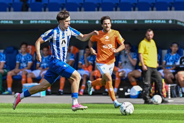 Fußball I Herren I Saison 2026-2027 I DFB-Pokal I FC Carl Zeiss Jena - SV Darmstadt 98 I 23.08.2026 Emilio Munser (16, FC Carl Zeiss Jena) stürmt mit dem Ball Freisteller, Nahaufnahme, Porträt, Portrait, Einzelfoto, Einzelbild, Körper Jena Ernst-Abbe-Sportfeld, ad hoc Arena Thüringen Deutschland *** Soccer I Men s I 2026–2027 Season I DFB Cup I FC Carl Zeiss Jena vs. SV Darmstadt 98 I August 23, 2026 Emilio Munser 16, FC Carl Zeiss Jena charges forward with the ball; free kick, close-up, portrait, individual photo, single frame, body; Jena Ernst Abbe Sportfeld, ad hoc Arena, Thuringia, Germany Copyright: xLobeca InesxHähnelx