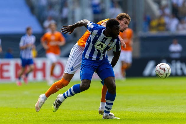 Jena , 230826, DFB Pokal FC Carl-Zeiss Jena gegen SV Darmstadt 98 im Bild: Milan Smit Darmstadt) gegen Jean Miguel Boog (Jena) *** Jena, August 26, 2023, DFB Cup: FC Carl Zeiss Jena vs. SV Darmstadt 98. Pictured: Milan Smit (Darmstadt) vs. Jean Miguel Boog (Jena)