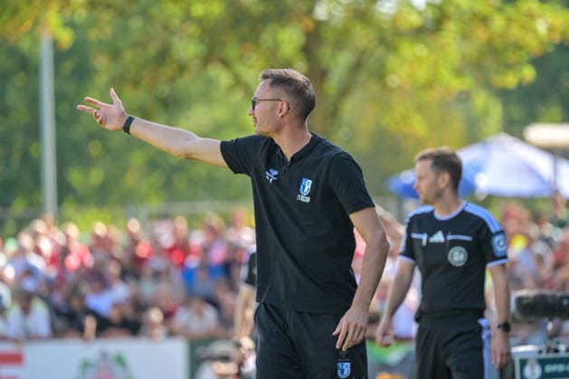 Pascal Ibold (1. FC Magdeburg, Trainer) mit Gestik. GER, Bahlinger SC vs 1. FC Magdeburg, Fussball, DFB-Pokal, 1. Hauptrunde, Saison 2026 2027, 23.08.2026 DFB REGULATIONS PROHIBIT ANY USE OF PHOTOGRAPHS AS IMAGE SEQUENCES AND OR QUASI-VIDEO GER, Bahlinger SC vs 1. FC Magdeburg, Fussball, DFB-Pokal, 1. Hauptrunde, Saison 2026 2027, 23.08.2026 Bahlingen *** Pascal Ibold, 1 FC Magdeburg, coach gesturing (GER), Bahlinger SC vs. 1 FC Magdeburg, soccer, DFB Cup, 1st round, 2026–2027 season, August 23, 2026 DFB regulations prohibit any use of photographs as image sequences and or quasi-video GER, Bahlinger SC vs. 1 FC Magdeburg, soccer, DFB Cup, 1st Main Round, 2026–2027 Season, August 23, 2026, Bahlingen Copyright: xEibner-Pressefotox EP_THS