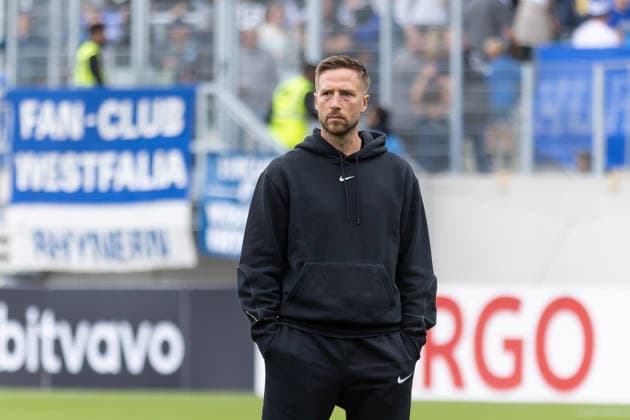 Münster, Deutschland 23. August 2026: DFB-Pokal - 2026 2027 - 1. Runde - SV Westfalia Rhynern gegen SG Dynamo Dresden Im Bild: Trainer Marco Stiepermann (S.V) vor dem Spiel auf dem Platz DFL DFB regulations prohibit any use of photographs as image sequences and or quasi-video. LVM-Preußenstadion Nordrhein Westfalen *** Münster, Germany August 23, 2026 2026–2027 DFB Cup First Round SV Westfalia Rhynern vs. SG Dynamo Dresden Pictured: Coach Marco Stiepermann of SV Westfalia Rhynern on the field before the game. DFL and DFB regulations prohibit any use of photographs as image sequences and or quasi-video. LVM Preußenstadion, North Rhine-Westphalia Copyright: xFotostandx xZeisingx