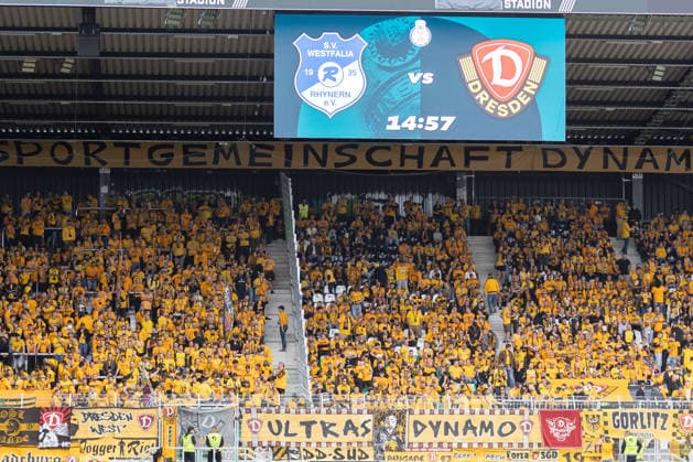 Münster, Deutschland 23. August 2026: DFB-Pokal - 2026 2027 - 1. Runde - SV Westfalia Rhynern gegen SG Dynamo Dresden Im Bild: Fans von Dynamo Dresdem im Fanblock vor dem Spiel DFL DFB regulations prohibit any use of photographs as image sequences and or quasi-video. LVM-Preußenstadion Nordrhein Westfalen *** Münster, Germany August 23, 2026 2026–2027 DFB Cup First Round SV Westfalia Rhynern vs. SG Dynamo Dresden Pictured: Dynamo Dresden fans in the fan section before the game. DFL and DFB regulations prohibit any use of photographs as image sequences and or quasi-video. LVM PreußenStadium, North Rhine-Westphalia Copyright: xFotostandx xZeisingx