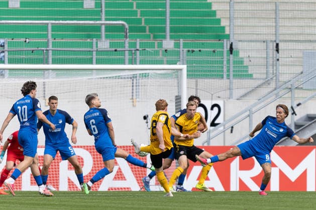 Münster, Deutschland 23. August 2026: DFB-Pokal - 2026 2027 - 1. Runde - SV Westfalia Rhynern gegen SG Dynamo Dresden Im Bild: Robert Wagner (SGD) beim Schuss auf das Tor DFL DFB regulations prohibit any use of photographs as image sequences and or quasi-video. LVM-Preußenstadion Nordrhein Westfalen *** Münster, Germany August 23, 2026 DFB Cup 2026–2027 First Round SV Westfalia Rhynern vs. SG Dynamo Dresden Pictured: Robert Wagner (SGD) taking a shot on goal DFL and DFB regulations prohibit any use of photographs as image sequences and or quasi-video LVM Preußenstadion North Rhine-Westphalia Copyright: xFotostandx xZeisingx