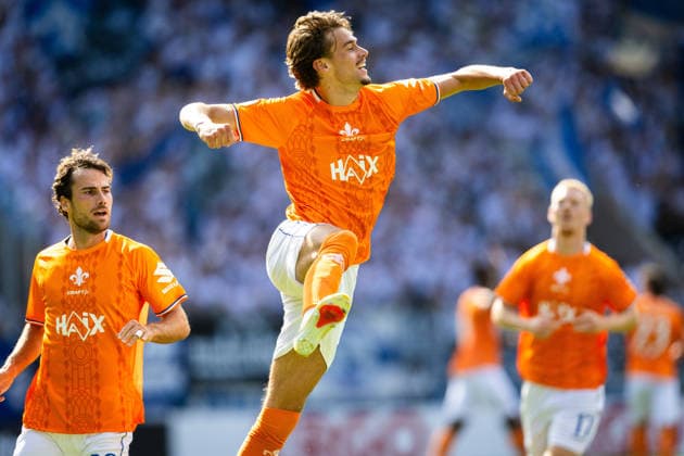Jena , 230826, DFB Pokal FC Carl-Zeiss Jena gegen SV Darmstadt 98 im Bild: Milan Smit und Christopher Lannert (Darmstadt) jubeln über das Tor zum 1:0 *** Jena, August 26, 2023, DFB Cup: FC Carl Zeiss Jena vs. SV Darmstadt 98. Pictured: Milan Smit and Christopher Lannert of Darmstadt celebrate the goal that made it 1–0.